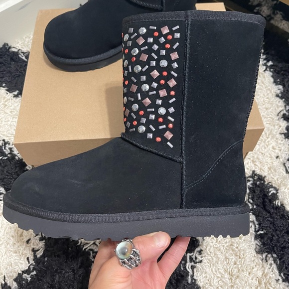 NIB Women’s Size 6 UGG W Classic Studded II Winter Ankle Boots In Black - Picture 5 of 13